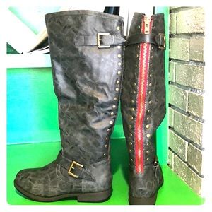 Gray zipper boots with red detail
